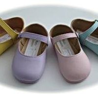 Baby girls' leather shoes in pastel colours