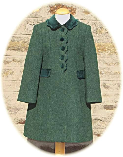 Girl's traditional coats with velvet collar and buttons. Made in Spain