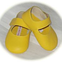 Baby girls' leather shoes in bright yellow