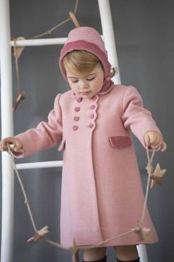Girl's classic coat and bonnet, in 100% wool with velvet trim.